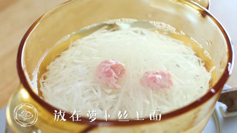 9m+白玉丸子汤(宝宝辅食),刮掉的丸子放在萝卜丝上面~
(1岁以上宝宝可在这个时候在汤里加少量盐~)