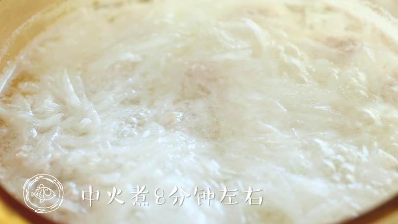 9m+白玉丸子汤(宝宝辅食),所有丸子都挤好后,中火煮8分钟左右~
