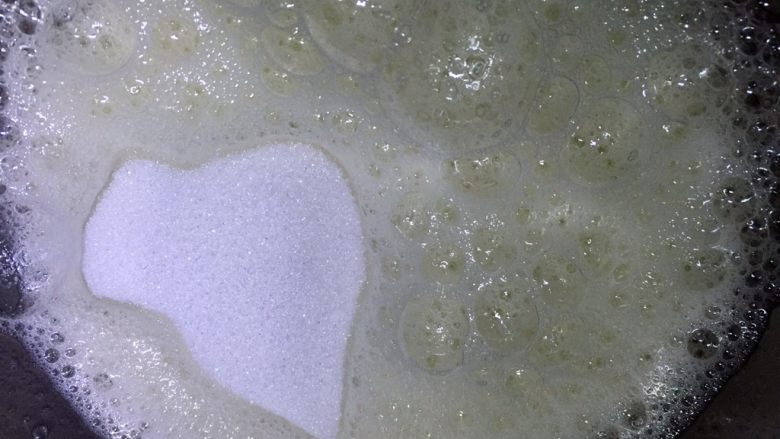 原味戚风蛋糕(8寸),一次性加入剩下的40克细砂糖(我不明白为什么很多人非要分三次加入砂糖,强调一下,一次加入,以免蛋白打发到位了砂糖还没打化完影响质感和味道)