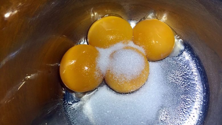 原味戚风蛋糕(8寸),蛋黄中加入十克细砂糖