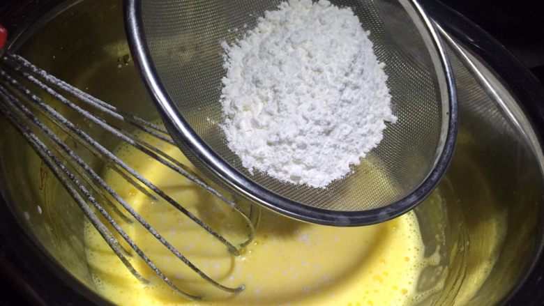 原味戚风蛋糕(8寸),取一半面粉筛入,用翻拌加切拌手法拌匀,忌画圈搅拌,忌过度搅拌