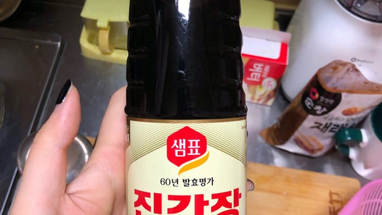 새우 볶음
辣炒大虾🍤,간장 넣기
酱油 (酱油适量倒入虾中)
