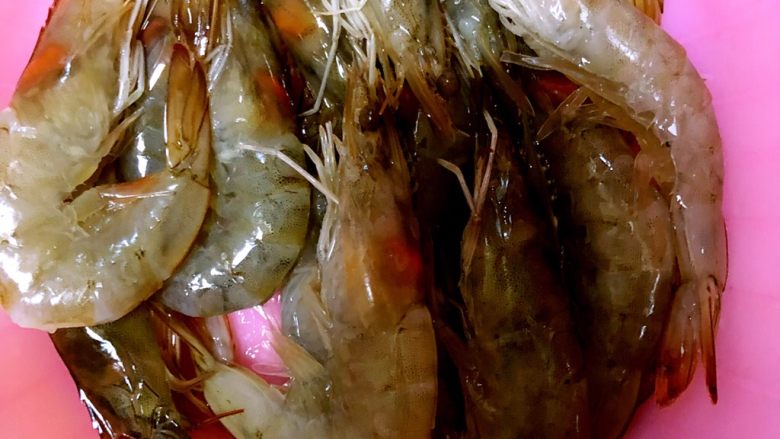 새우 볶음
辣炒大虾🍤,새우 먼저 손질 하고 가위로 짤라 내장 제거 합니다.
先把虾洗净,去除虾线 用剪刀开背
