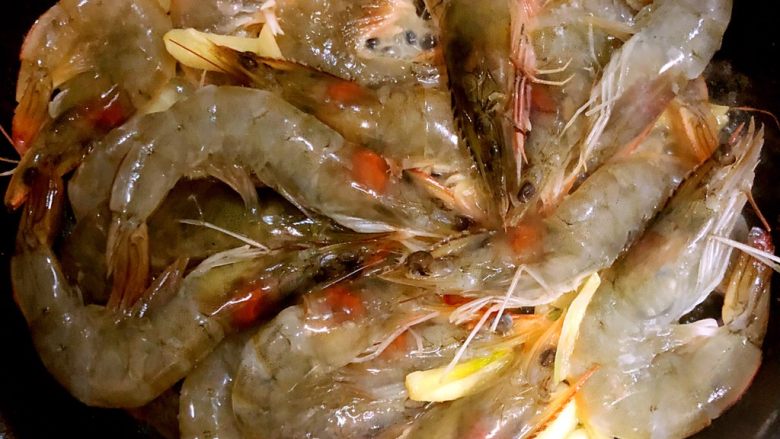 새우 볶음
辣炒大虾🍤,생새우 넣고 빨간색변할때 까지 볶아요.
放入大虾翻炒至变成红色