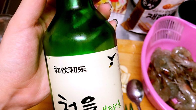 새우 볶음
辣炒大虾🍤,새우 볶아면서 소주 적당히 넣어요.
虾翻炒以后倒入适量韩国烧酒【去腥味】