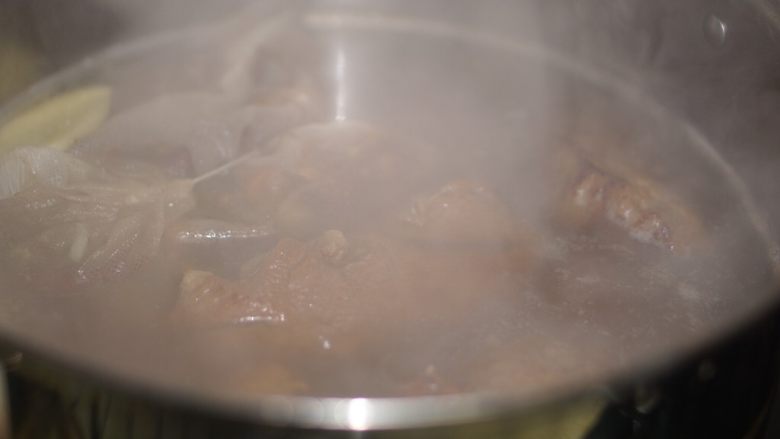 卤牛肉,夹出牛肉,扔入卤水锅,小火40分钟。最后十分钟的时候加一些盐进去,我用的是海盐,很美味。