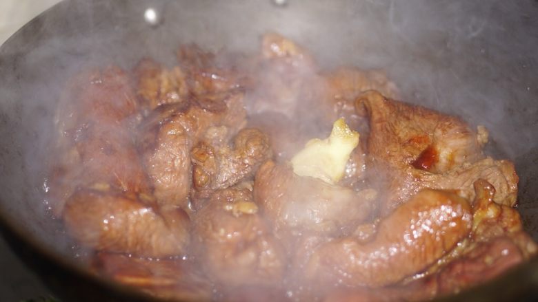 卤牛肉,放入牛肉翻炒上色,同时放入姜片。