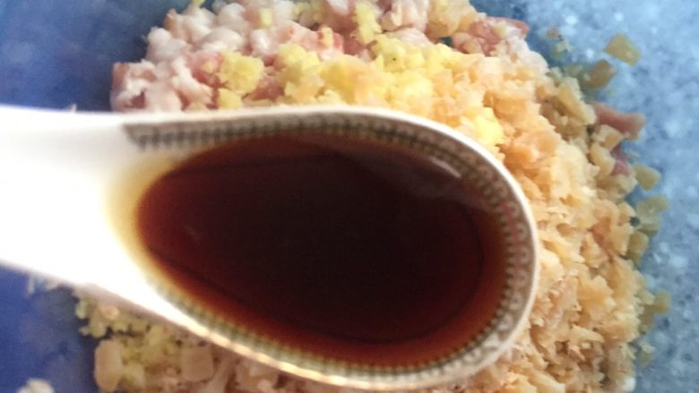 乡味➕福建~竹香电蒸笼~猪肉海鲜酱肉包,加入<a style='color:red;display:inline-block;' href='/shicai/ 788'>生抽</a>。