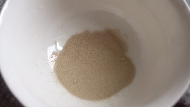 乡味➕福建~竹香电蒸笼~猪肉海鲜酱肉包,5克发酵母放入碗里。