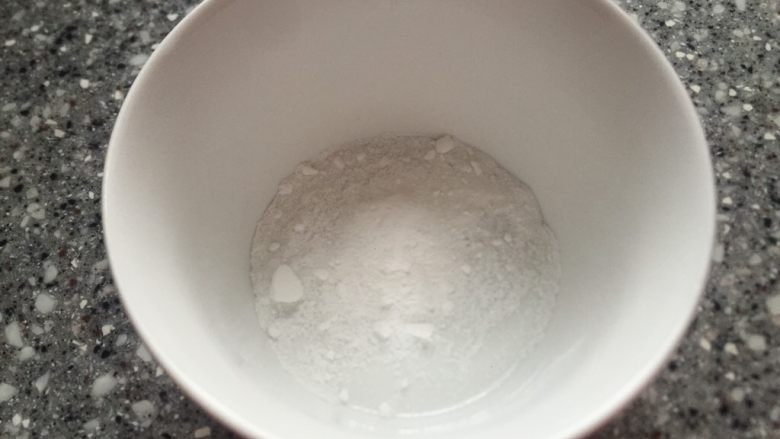 乡味➕福建~竹香电蒸笼~猪肉海鲜酱肉包,用碗加3克食用碱,倒入开水溶化了,在加入面团里揉成光滑了就可以了。