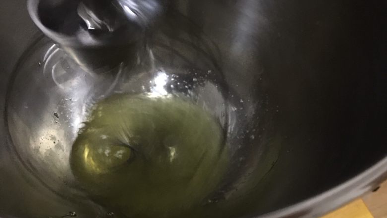 草莓蛋糕,蛋白中加入<a style='color:red;display:inline-block;' href='/shicai/ 919'>柠檬汁</a>和<a style='color:red;display:inline-block;' href='/shicai/ 869'><a style='color:red;display:inline-block;' href='/shicai/ 869'><a style='color:red;display:inline-block;' href='/shicai/ 869'>白砂糖</a></a></a>10克，三十克<a style='color:red;display:inline-block;' href='/shicai/ 869'><a style='color:red;display:inline-block;' href='/shicai/ 869'><a style='color:red;display:inline-block;' href='/shicai/ 869'>白砂糖</a></a></a>分三次加入。