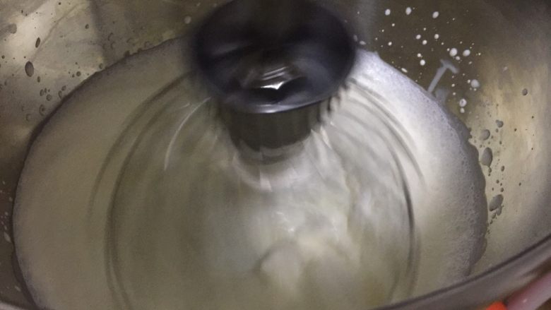 草莓蛋糕,打发淡奶油