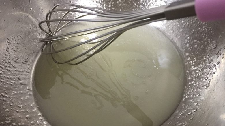 草莓蛋糕,我是用水替代了<a style='color:red;display:inline-block;' href='/shicai/ 219'>牛奶</a>，水、油、糖混合用蛋抽搅匀