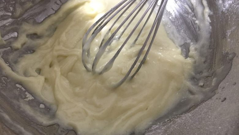 草莓蛋糕,过筛低筋、<a style='color:red;display:inline-block;' href='/shicai/ 512'>玉米淀粉</a>，搅拌。倒入<a style='color:red;display:inline-block;' href='/shicai/ 903'>朗姆酒</a>