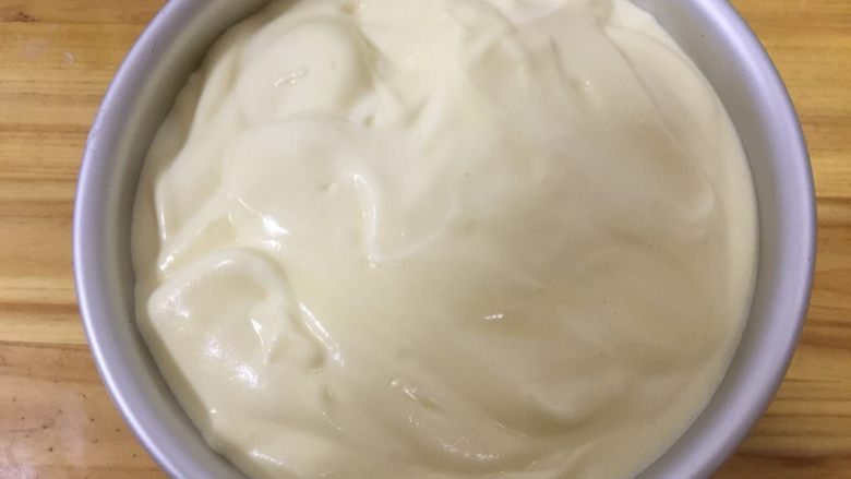 草莓蛋糕,全部混合好倒入模具，震几下排出气泡，入烤箱烤35分钟