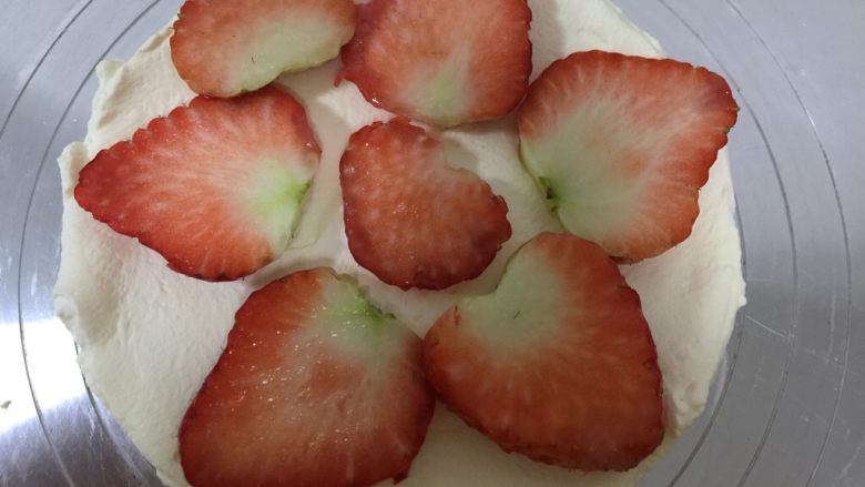 草莓蛋糕,每一层铺上少许<a style='color:red;display:inline-block;' href='/shicai/ 592'>草莓</a>