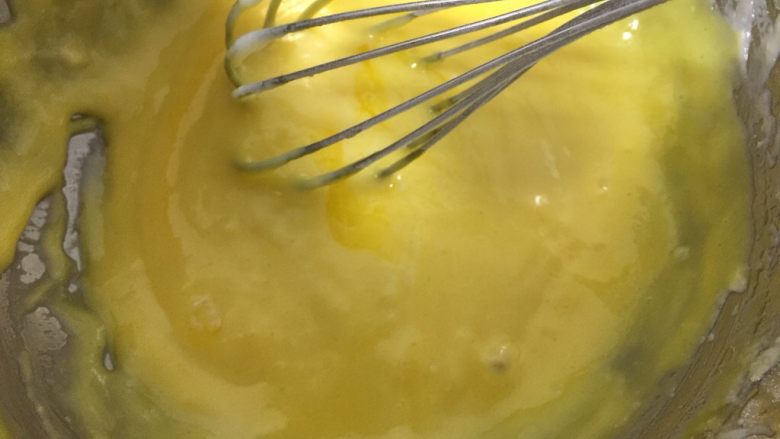 草莓蛋糕,<a style='color:red;display:inline-block;' href='/shicai/ 9'>鸡蛋</a> 蛋黄蛋白分离，三个蛋黄放入面糊中