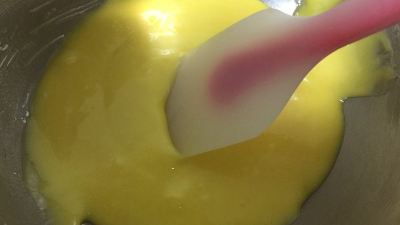 草莓蛋糕,这步是不可以用蛋抽、要用软刮拌匀如图。预热烤箱150度 中下层