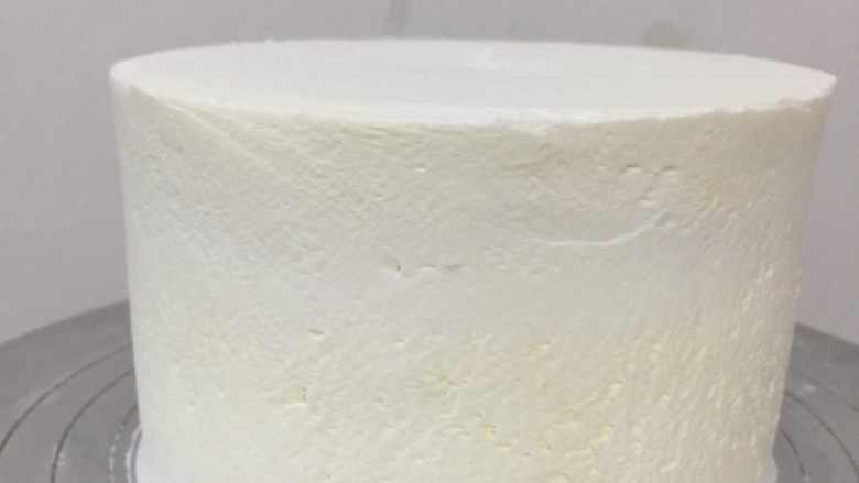 草莓蛋糕,抹完面入冰箱，冷藏一会