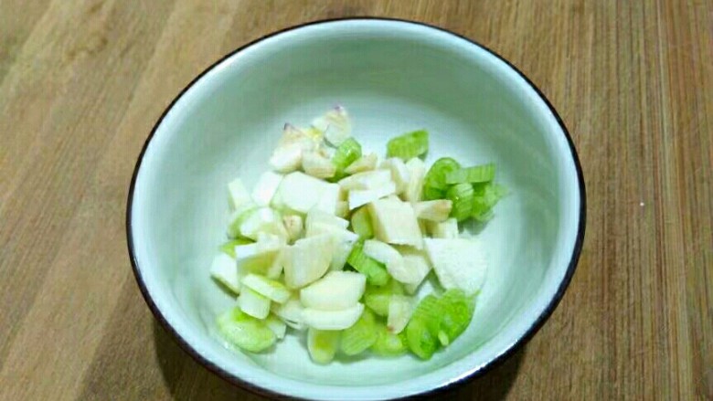 厨房挑战+荤菜+烂肉豌豆(肉末豌豆),切好的大蒜和葱白装碗备用