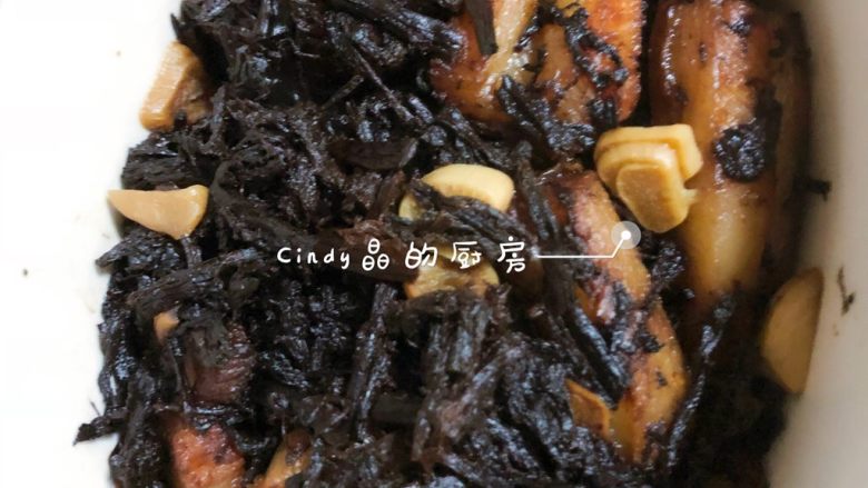 梅菜扣肉,锅热油先把<a style='color:red;display:inline-block;' href='/shicai/ 9722'>三层肉</a>煎至发黄，再放<a style='color:red;display:inline-block;' href='/shicai/ 9565'>梅菜</a>一起炒一会放入蒸锅蒸一小时
