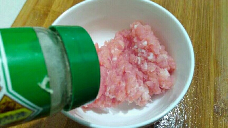 厨房挑战+荤菜+烂肉豌豆(肉末豌豆),放少许<a style='color:red;display:inline-block;' href='/shicai/ 134292'>白胡椒</a>粉