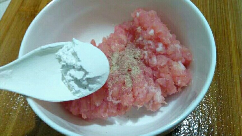厨房挑战+荤菜+烂肉豌豆(肉末豌豆),适量的淀粉