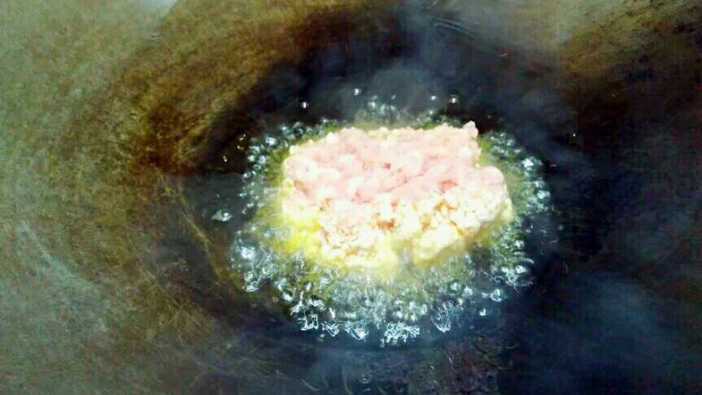 厨房挑战+荤菜+烂肉豌豆(肉末豌豆),油熟倒入肉末