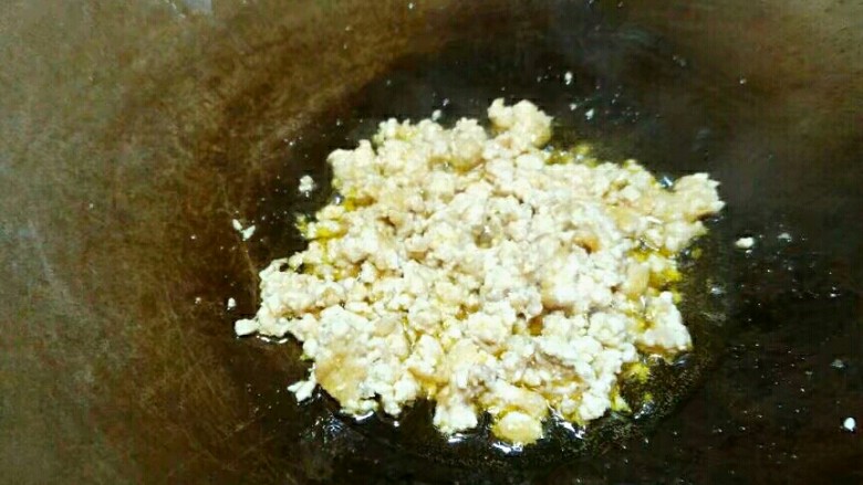 厨房挑战+荤菜+烂肉豌豆(肉末豌豆),炒至肉末发白,用铲子弄散。