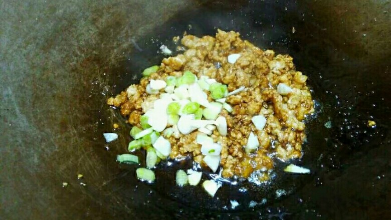 厨房挑战+荤菜+烂肉豌豆(肉末豌豆),翻炒均匀,放葱和蒜。