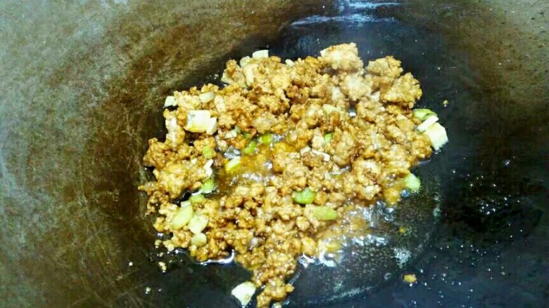 厨房挑战+荤菜+烂肉豌豆(肉末豌豆),翻炒片刻