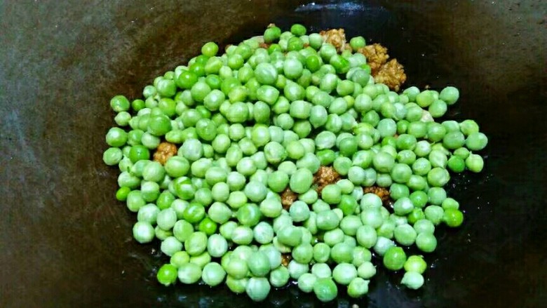 厨房挑战+荤菜+烂肉豌豆(肉末豌豆),倒入<a style='color:red;display:inline-block;' href='/shicai/ 148'>豌豆</a>