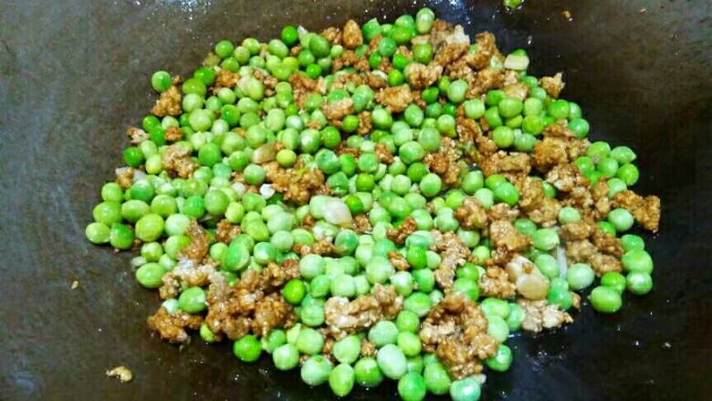 厨房挑战+荤菜+烂肉豌豆(肉末豌豆),翻炒片刻