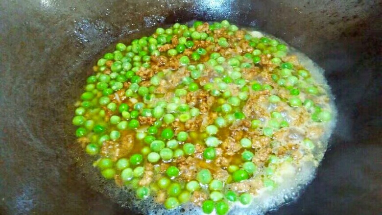 厨房挑战+荤菜+烂肉豌豆(肉末豌豆),加适量的清水,没过豌豆。