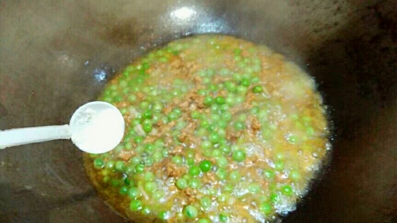 厨房挑战+荤菜+烂肉豌豆(肉末豌豆),水沸,打开锅盖,加少许盐。