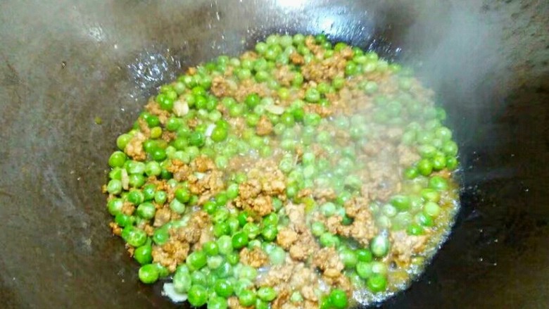 厨房挑战+荤菜+烂肉豌豆(肉末豌豆),翻炒均匀,继续盖上锅盖烧,烧至水干,如上图。