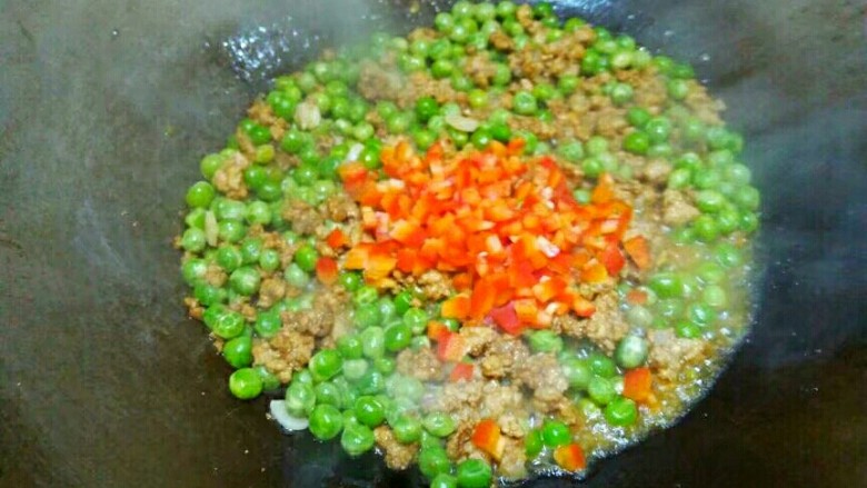 厨房挑战+荤菜+烂肉豌豆(肉末豌豆),倒入红椒丁
