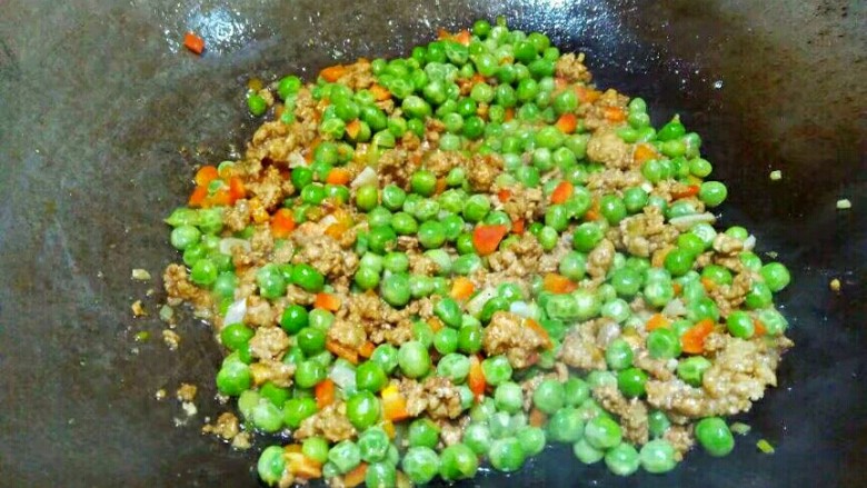 厨房挑战+荤菜+烂肉豌豆(肉末豌豆),翻炒片刻即可