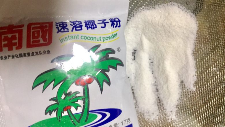 红糖黄油椰香面包(手工版),椰粉用粉筛筛在面包的表皮,