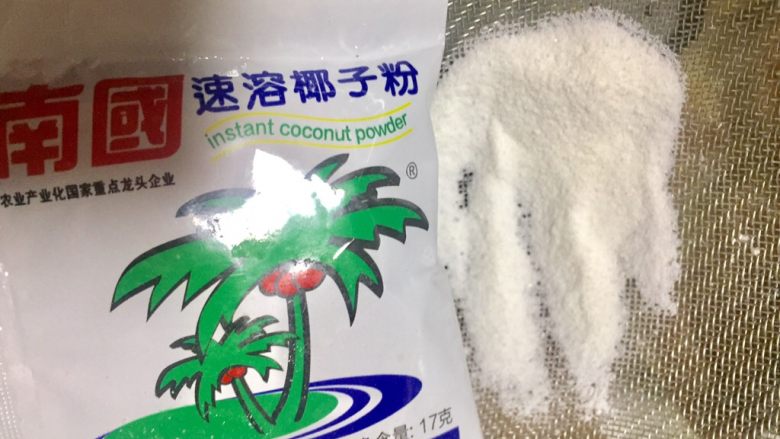 红糖黄油椰香面包（手工版）,椰粉用粉筛筛在面包的表皮，