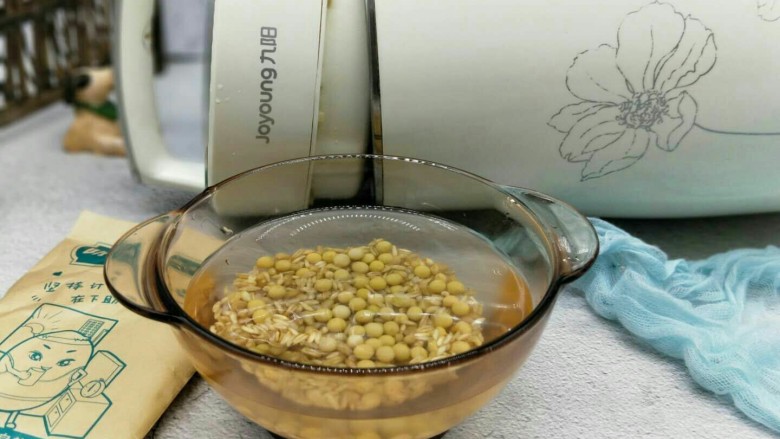 助力燕麦豆浆+营养早餐,将豆料包打开,冷水冲洗干净,再泡2小时以上。(我泡一夜,晚上泡的,早上起来榨的)