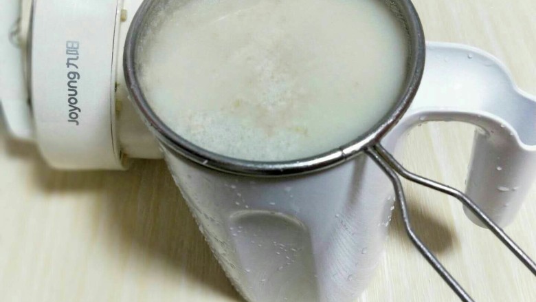 助力燕麦豆浆+营养早餐,豆浆好后,鸣笛了就可以断电,将做好的豆浆过细筛。(我的豆浆机是全自动的,所以做好后可以直接饮用) 如果不是全自动的需要煮沸后再饮用哈!