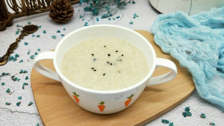 助力燕麦豆浆+营养早餐,过滤出来的米糊渣千万不要扔,请看图,稍微加一点豆浆,搅拌均匀,就是米糊啦!