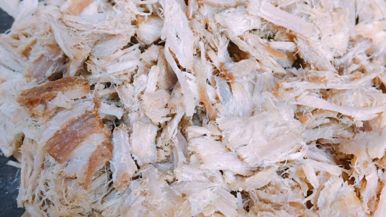 不成功的猪肉松,把成片连接的肉松片再撕碎些。