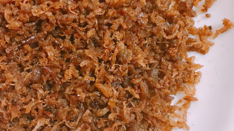 不成功的猪肉松,锅里入少许油加热凉冷,冷油情况下倒入肉松用小火慢慢翻炒,中途根据口味放入<a style='color:red;display:inline-block;' href='/shicai/ 3729'>白糖</a>。可惜油多了,悲剧了,不成松松状,但是再放入烤箱一烤,酥酥的也还不错。