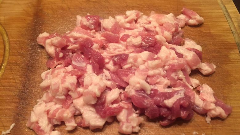 乡味➕福建~竹香电蒸笼~猪肉海鲜酱肉包,切成小丁装盆。