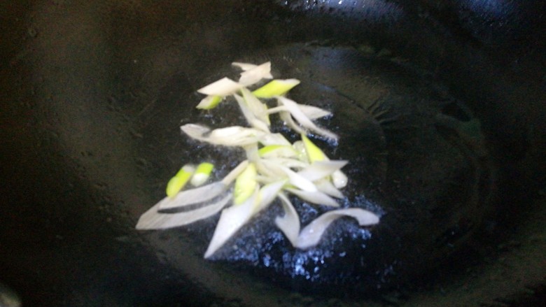 怡红快绿~腐竹炝彩椒,锅热下葱花