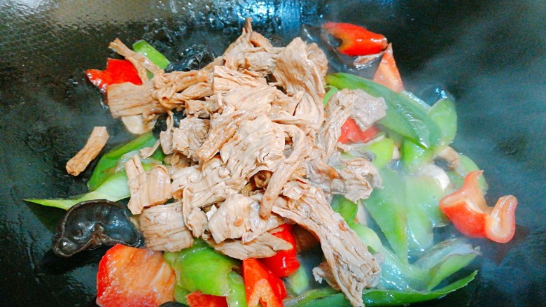 怡红快绿~腐竹炝彩椒,倒入腐竹 翻炒 烹入少许<a style='color:red;display:inline-block;' href='/shicai/ 788'>生抽</a>