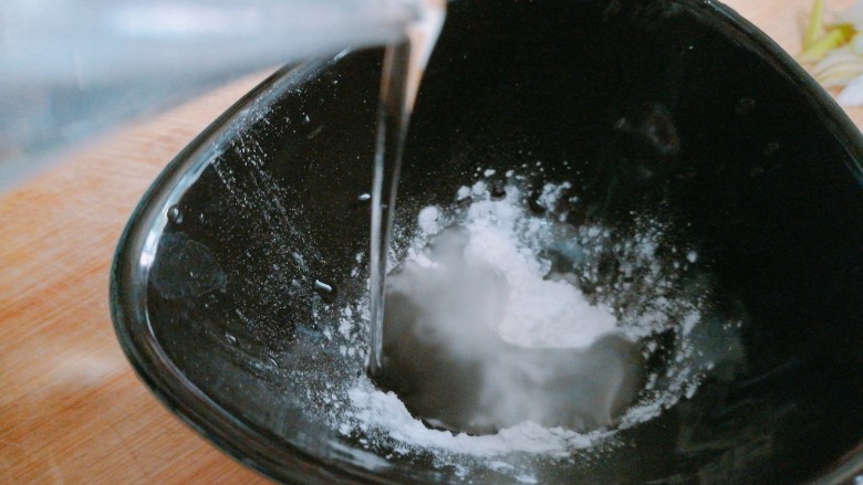 怡红快绿~腐竹炝彩椒,生粉用清水调成水淀粉