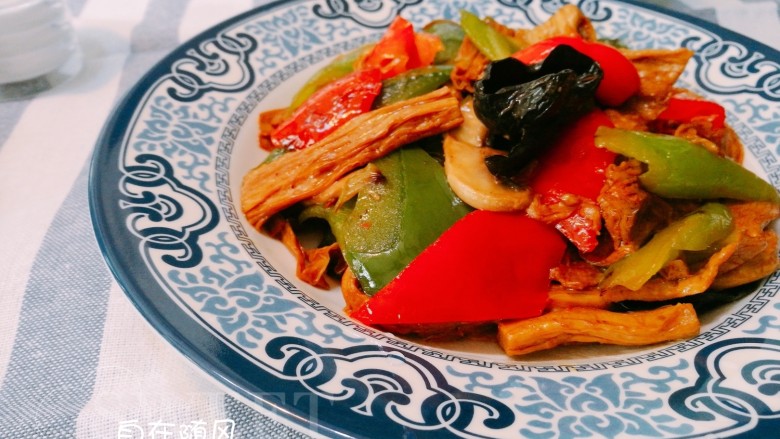 怡红快绿~腐竹炝彩椒,美味诱人啊